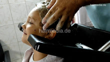 Laden Sie das Bild in den Galerie-Viewer, 1170 Lea 8 years old girl 2 shampoo backward by barber facecam