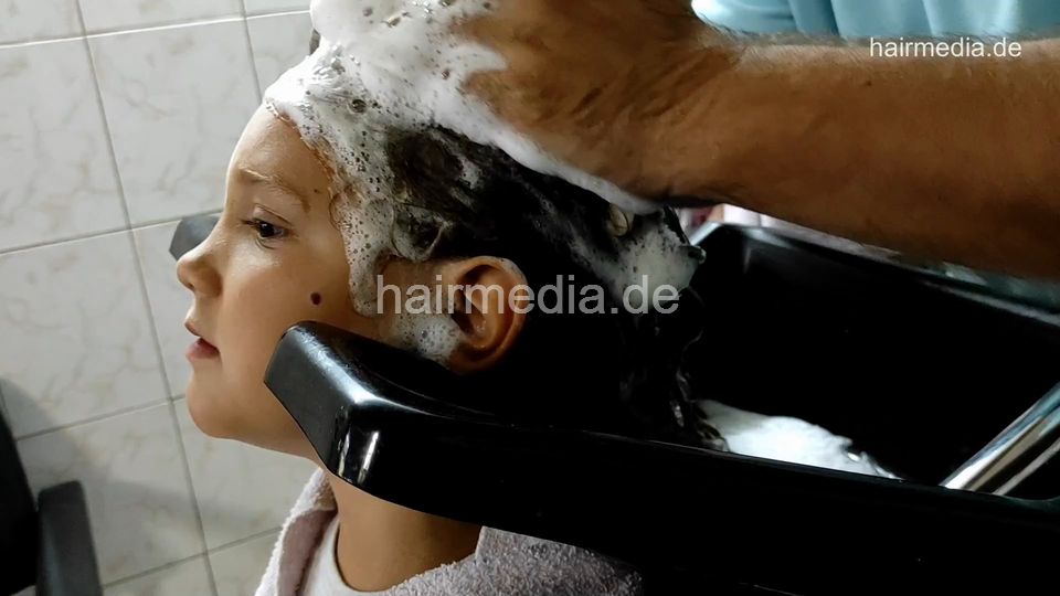 1170 Lea 8 years old girl 2 shampoo backward by barber facecam