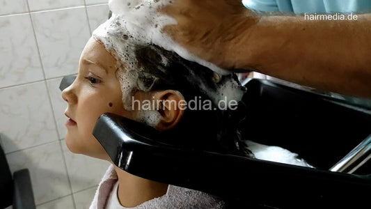 1170 Lea 8 years old girl 2 shampoo backward by barber facecam