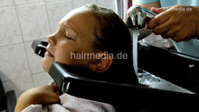 Carica l&#39;immagine nel visualizzatore di Gallery, 1170 Lea 8 years old girl 2 shampoo backward by barber facecam