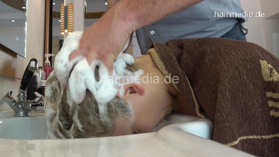 9078 LenaA strong forward salon shampooing by barber