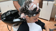 Charger l&#39;image dans la galerie, 6215 Leyla 220914 a pampering ASMR backward shampoo by barber