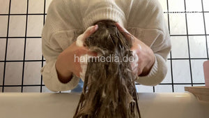 1076 LuisaBe 1 long blonde hair shampooing at home over bath tub forward