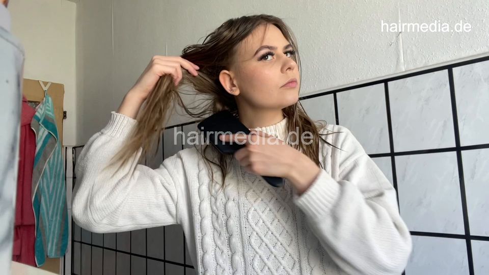 1076 LuisaBe 1 long blonde hair shampooing at home over bath tub forward