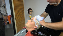 Cargar imagen en el visor de la galería, 2009 Lukas 2019 4 backward wash by barber Nico shampooing