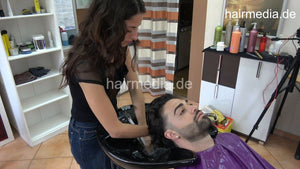 1207 Maicol 1 shampooing a barber in pvc shampoocape