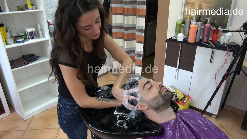 1207 Maicol 1 shampooing a barber in pvc shampoocape