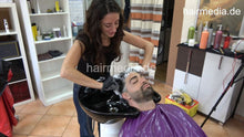 Laden Sie das Bild in den Galerie-Viewer, 1207 Maicol 1 shampooing a barber in pvc shampoocape