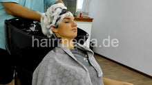 将图片加载到图库查看器，1165 Barberette Neda shampooing by barber cam 2