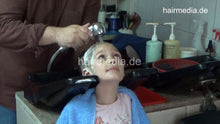 Laden Sie das Bild in den Galerie-Viewer, 6217 Nikolija child shampoo, haircut and set complete