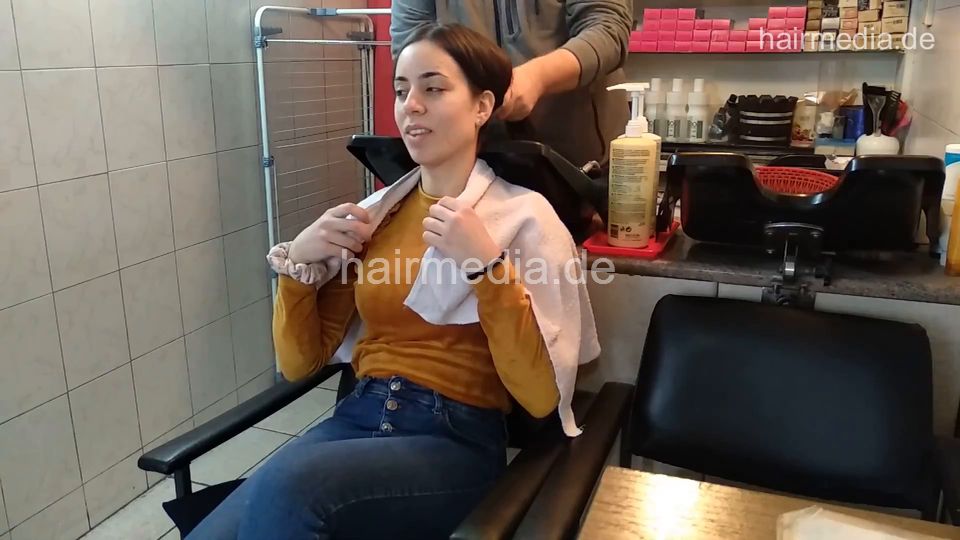 6207 Nina 3 backward salon shampooing hair and ear by barber cam 2 facecam