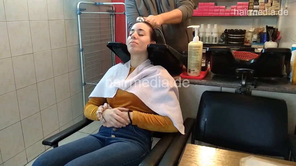 6207 Nina 3 backward salon shampooing hair and ear by barber cam 2 facecam