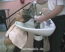 Laden Sie das Bild in den Galerie-Viewer, 6058 LenaW backward shampooing by barber vintage salon Recklinghausen