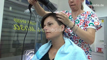 Carica l&#39;immagine nel visualizzatore di Gallery, 8401 SanjaM June22 2 forward shampoo hairwash in barbershop by female barber JelenaB