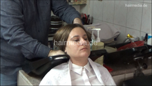 Laden Sie das Bild in den Galerie-Viewer, 6207 01 Ivana backward salon shampooing hair ear and face by barber