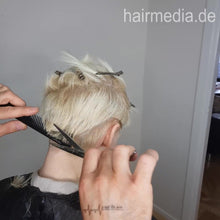 Laden Sie das Bild in den Galerie-Viewer, 1224 Stefan Hair 221231 home haircut