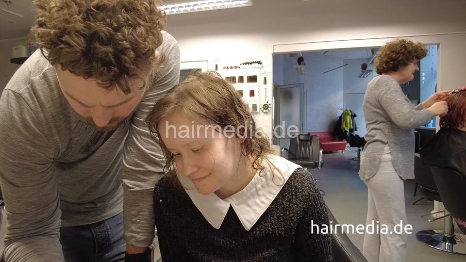 7201 Ukrainian hairdresser doing Lithuanian girl in Kaunas, shampoo and haircut