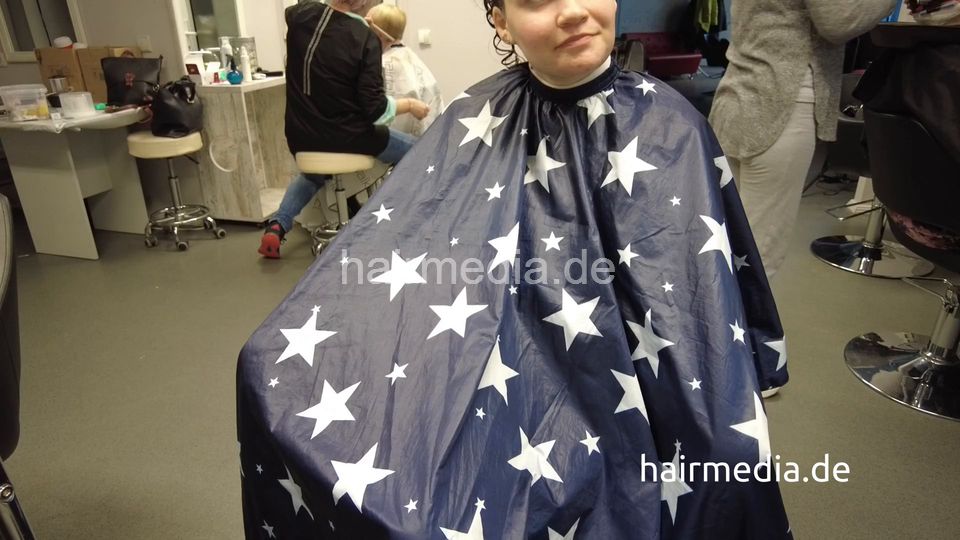 7201 Ukrainian hairdresser doing Lithuanian girl in Kaunas, shampoo and haircut