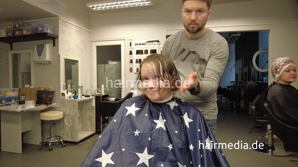 7201 Ukrainian hairdresser doing Lithuanian girl in Kaunas, shampoo and haircut