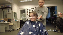 Carica l&#39;immagine nel visualizzatore di Gallery, 7201 Ukrainian hairdresser doing Lithuanian girl in Kaunas, shampoo and haircut