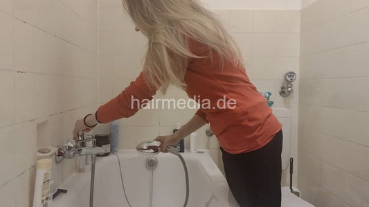 1178 HelenaE introduction, long hair self shampooing forward