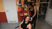 Carica l&#39;immagine nel visualizzatore di Gallery, 377 ValentinaDG by TanjaK in leatherpants salon backward hairwash