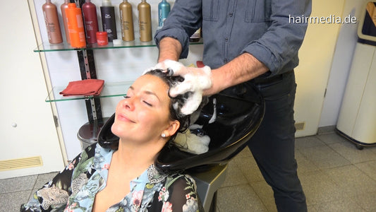 387 ValentinaDG shampooed backward by barber