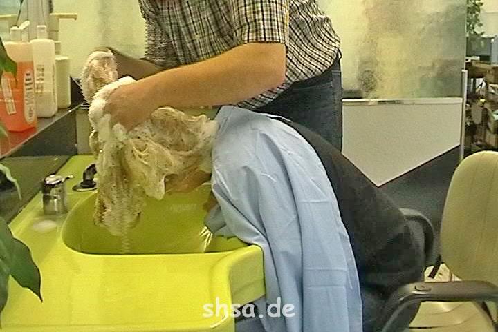 511 NadineW longhair shampooing forward by barber