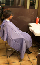Laden Sie das Bild in den Galerie-Viewer, a0062 flieder Hairdressing cape haircutcape Friseurumhang 1,4 x 1,1 m waterproof hook closure