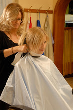 Charger l&#39;image dans la galerie, a0062 blue haircutcape hairdressing cape 1,4 x 1,1 m waterproof hook closure blue