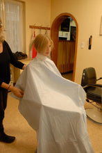 Cargar imagen en el visor de la galería, a0062 blue haircutcape hairdressing cape 1,4 x 1,1 m waterproof hook closure blue