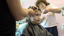 Cargar imagen en el visor de la galería, 7202 Ukrainian hairdresser in Berlin 220516 AS perm 2