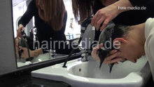 Cargar imagen en el visor de la galería, 7084 Annelie 2 forward manner shampoo hairwash hairsalon Friseursalon hairdresser