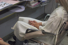 将图片加载到图库查看器，653 AlisaF in Kimono blowdry by old barber in barberapron