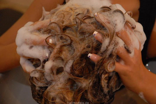 964 AlisaF barberette self shampooing a salon shampoostation