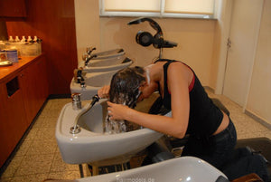 964 AlisaF barberette self shampooing a salon shampoostation