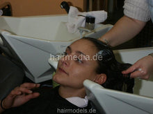 Carica l&#39;immagine nel visualizzatore di Gallery, 609 AnnaP Pankow backward salon shampooing in Berlin large shampoobowl