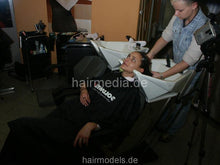 Carica l&#39;immagine nel visualizzatore di Gallery, 609 AnnaP Pankow backward salon shampooing in Berlin large shampoobowl