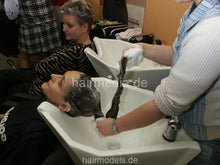 Cargar imagen en el visor de la galería, 609 AnnaP Pankow backward salon shampooing in Berlin large shampoobowl