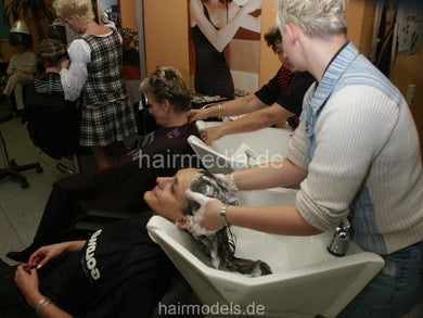 609 AnnaP Pankow backward salon shampooing in Berlin large shampoobowl