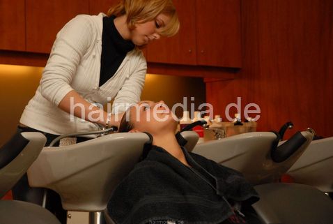 634 Monique shampooing backward sleeping position Kurfürstendamm Berlin salon