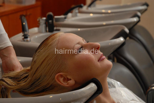 453 ClaudiaH bleaching, shampooing part backward