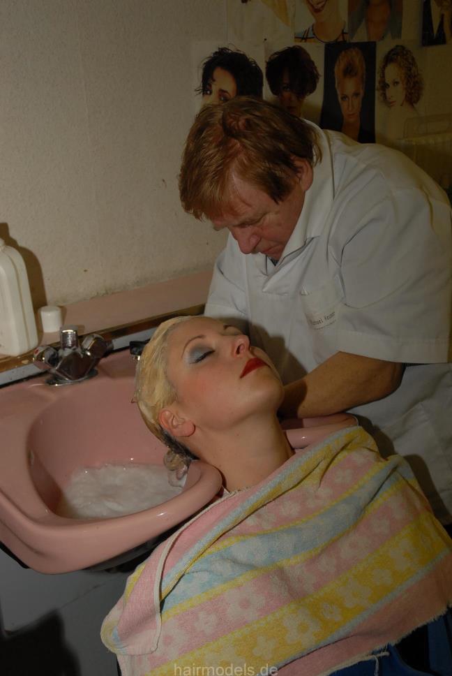 641 ElisaBerlin 1 shampooing backward by old barber vintage salon