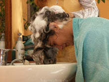 Cargar imagen en el visor de la galería, 504 Berlin 4x forward shampooing hairwash in green towels