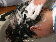 Cargar imagen en el visor de la galería, 7043 Barberette Jenny in Igelit strong forward wash shampooing in East Berlin