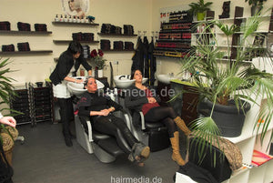 9048 14 Malwina topmodel in leatherpants shampooing Floerike watching at hairdresser