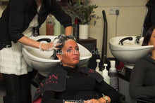 Cargar imagen en el visor de la galería, 9048 14 Malwina topmodel in leatherpants shampooing Floerike watching at hairdresser