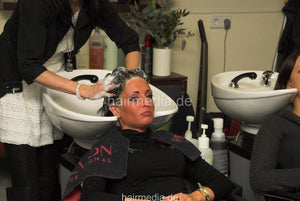 9048 14 Malwina topmodel in leatherpants shampooing Floerike watching at hairdresser