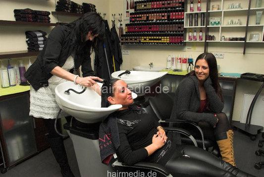 9048 14 Malwina topmodel in leatherpants shampooing Floerike watching at hairdresser