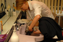 Carica l&#39;immagine nel visualizzatore di Gallery, 630 ManuelaS Salon Buschmann forward shampoo in pink bowl